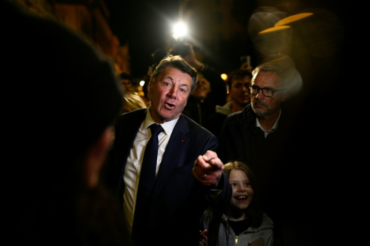 Le maire sortant de Nice, Christian Estrosi, candidat à sa réélection, quitte la tribune après avoir prononcé un discours à Nice, le 22 mars 2026 ( AFP / Frederic DIDES )