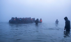 Un bateau transportant des migrants au large des côtes françaises, le 4 mars 2026 ( AFP / Sameer Al-DOUMY )