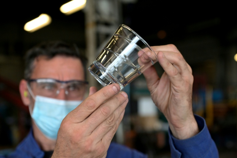 Contrôle de qualité des verres à l'usine Duralex de La Chapelle-Saint-Mesmin près d'Orléans, dans le Loiret, le 1er juillet 2021. Fondée en 1945, a inventé le verre trempé et les fameux verres, réputés incassables et vendus dans le monde entier. ( AFP / GUILLAUME SOUVANT )