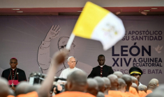 Le pape Léon XIV (au centre) se tient devant des détenus réunis pour sa visite à la prison de Bata, en Guinée équatoriale, le 22 avril 2026 ( AFP / Alberto PIZZOLI )