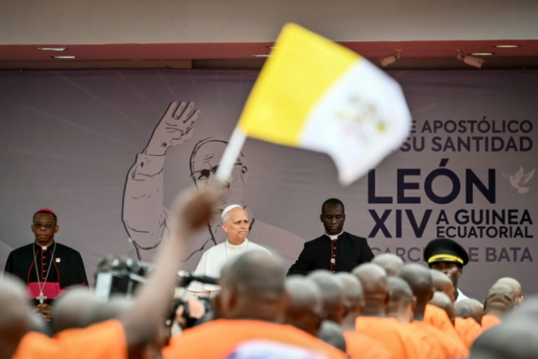 Le pape Léon XIV (au centre) se tient devant des détenus réunis pour sa visite à la prison de Bata, en Guinée équatoriale, le 22 avril 2026 ( AFP / Alberto PIZZOLI )