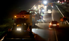 Des agriculteurs bloquent l'autoroute A63 pour protester contre les mesures sanitaires mises en place pour éradiquer la dermatose nodulaire contagieuse qui affecte les bovins, le 14 décembre 2025 à Cestas, près de Bordeaux, en Gironde ( AFP / ROMAIN PERROCHEAU )