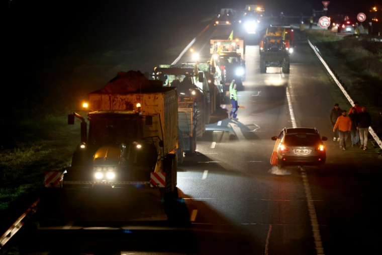 Des agriculteurs bloquent l'autoroute A63 pour protester contre les mesures sanitaires mises en place pour éradiquer la dermatose nodulaire contagieuse qui affecte les bovins, le 14 décembre 2025 à Cestas, près de Bordeaux, en Gironde ( AFP / ROMAIN PERROCHEAU )