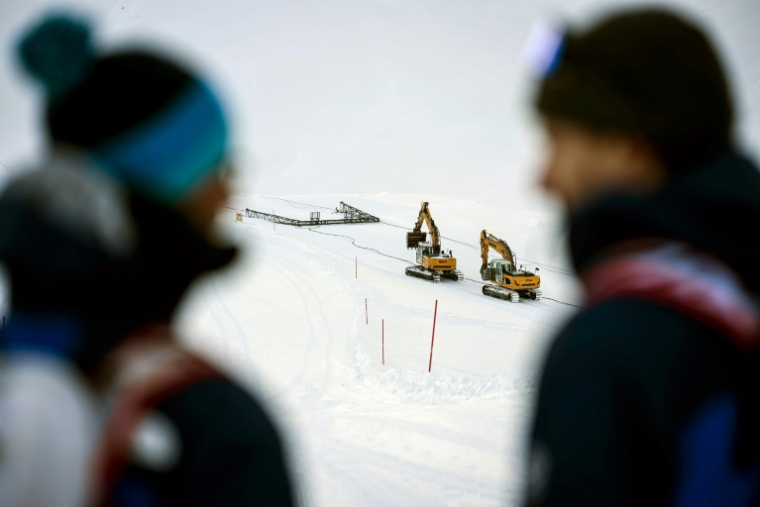 Des personnes observent le démantèlement du téléski du Schneefernerkopf à la station de ski de la Zugspitze, près de Garmisch-Partenkirchen, dans le sud de l’Allemagne, le 20 mars 2026 ( AFP / Philipp Guelland )