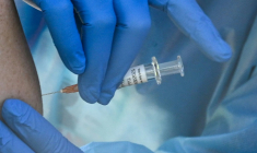 L'Organisation mondiale de la santé (OMS) a réaffirmé vendredi qu'il n'existait aucune donnée qui montre une nocivité du thiomersal, un composant de certains vaccins et que des experts américains veulent supprimer ( AFP / Robyn Beck )