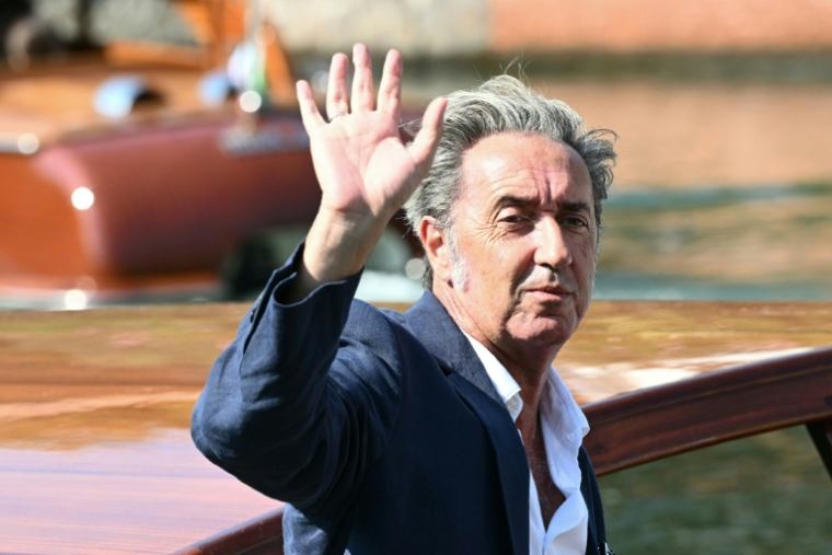 Le réalisateur italien Paolo Sorrentino arrive à l'embarcadère Excelsior à la veille de la 82e Mostra de Venise, au Lido de Venise, le 26 août 2025 ( AFP / Stefano RELLANDINI )