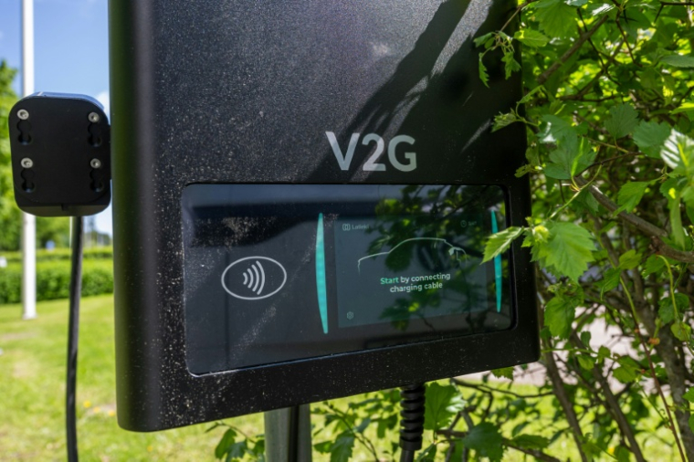 Une borne de recharge bidirectionnelle à l'université de Gävle en Suède le 28 mai 2026 ( AFP / Jonathan NACKSTRAND )