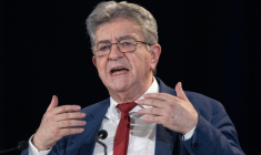 Jean-Luc Mélenchon, leader de LFI, lors d'un meeting à Paimpont, le 14 juillet 2026 en Ille-et-Vilaine ( AFP / Fred TANNEAU )