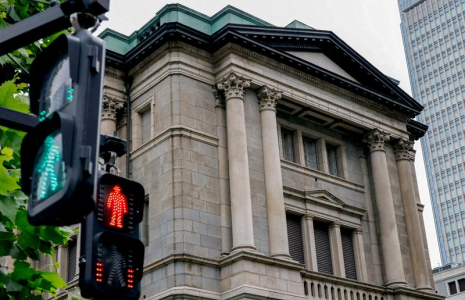 Panneaux de signalisation devant le bâtiment de la Banque du Japon, à Tokyo