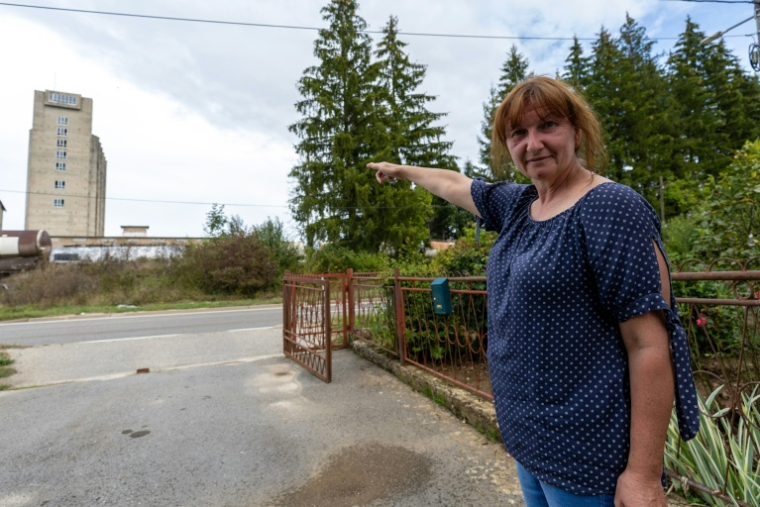 Zeljka Sikic, qui habite à quelques centaines de mètres de l'ancien complexe agroalimentaire industriel PPK Velebit, où des déchets ont été illégalement enfouis à Gospic, dans la région de Lika en Croatie, le 21 septembre 2026 ( AFP / MARKO PERKOV )