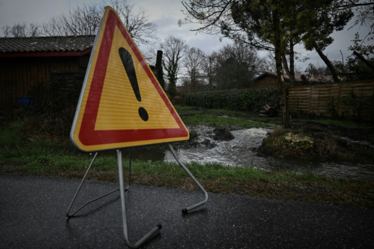 Un panneau de signalisation avertissant d'un débordement d'eaux usées non traitées à proximité d'habitations près de la station de pompage de Taussat à Lanton, dans la baie d'Arcachon, le 5 février 2026 en Gironde ( AFP / Philippe LOPEZ )