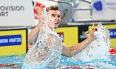 La joie du Français Maxime Grousset, médaillé d'argent sur 50 m papillon, aux Championnat d'Europe, le 11 août 2026 à Saint-Denis ( AFP / SEBASTIEN BOZON )