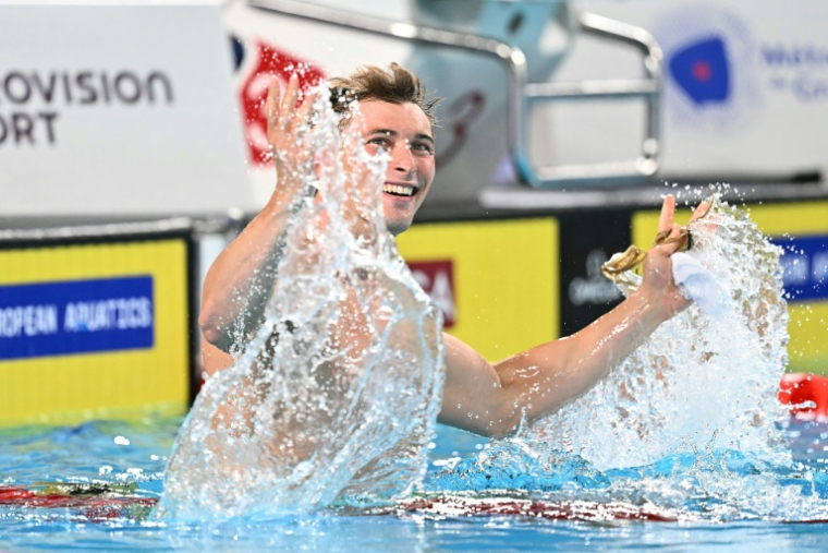 La joie du Français Maxime Grousset, médaillé d'argent sur 50 m papillon, aux Championnat d'Europe, le 11 août 2026 à Saint-Denis ( AFP / SEBASTIEN BOZON )
