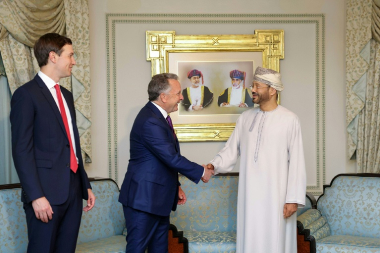 Cette photo diffusée par le ministère omanais des Affaires étrang-res montre le ministre (D) recevant les envoyés américains Steve Witkoff (C) et Jared Kushner (G) à l'ouverture de négociations irano-américaines à Mascate, le 6 février 2026 ( Omani Foreign Ministry / Handout )