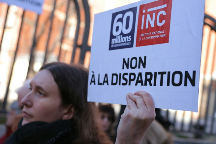 Manifestation le 2 février 2026 à Malakoff, près de Paris, contre la liquidation de l'Institut national de la consommation (INC), organisme public qui édite le magazine 60 Millions de consommateurs ( AFP / Thomas SAMSON )