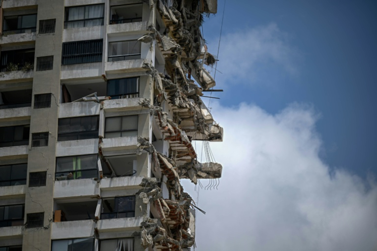 Un immeuble endommagé par le double séisme au Venezuela, à Catia La Mar, dans l'Etat de La Guaira, au Venezuela, le 27 juillet 2026 ( AFP / Federico PARRA )