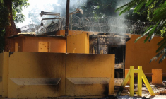 De la fumée s'élève d'un bâtiment endommagé de l'ambassade de France à Ouagadougou, Burkina Faso