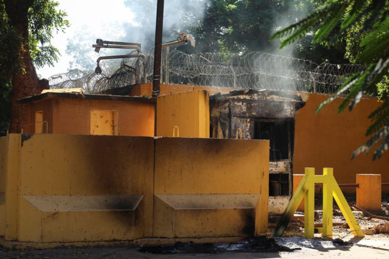 De la fumée s'élève d'un bâtiment endommagé de l'ambassade de France à Ouagadougou, Burkina Faso