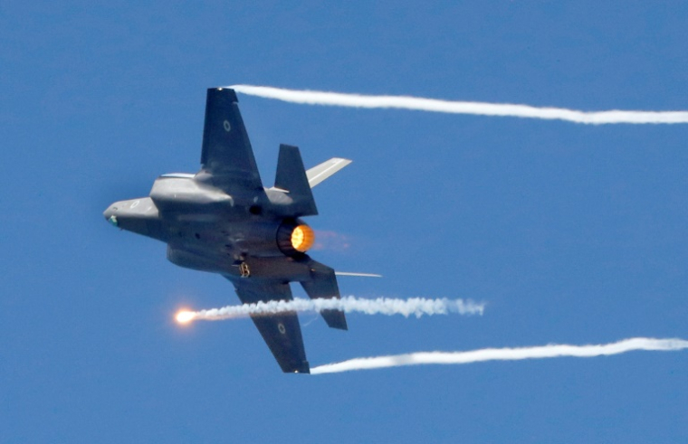 Un avion de chasse israélien F-35 effectue un spectacle aérien au-dessus de la plage de la ville côtière méditerranéenne de Tel Aviv, le 9 mai 2019 ( AFP / JACK GUEZ )