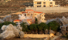 De la fumée s'élève d'un site bombardé par l'armée israélienne au sud du Liban, le 4 décembre 2025 ( AFP / KAWANT HAJU )