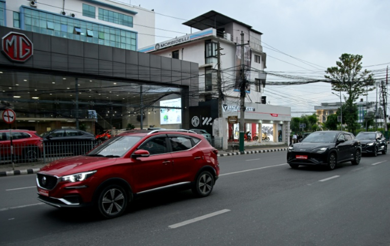 Des véhicules électriques, le 29 avril 2026 à Katmandou  ( AFP / Prakash MATHEMA )