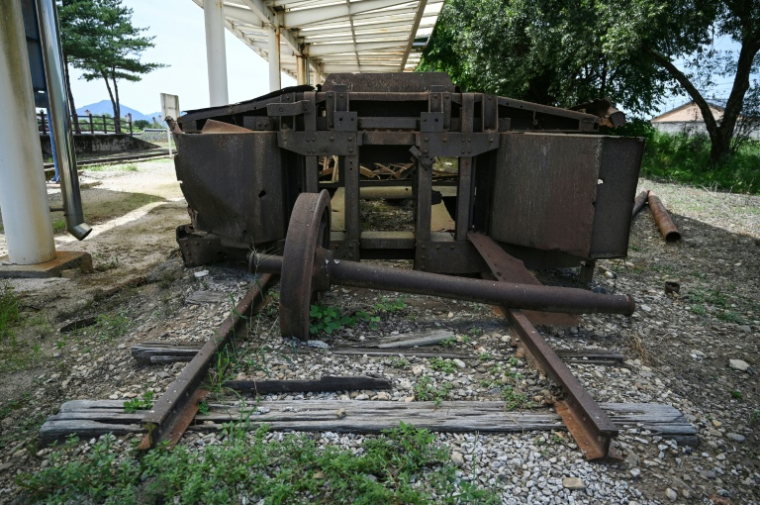 Des wagons calcinés dans la gare de Woljeong-ri, qui fait l'objet d'un projet de rénovation, dans la ville sud-coréenne de Cheorwon, près de la zone démilitarisée séparant les deux Corée, le 10 août 2026  ( AFP / GREG BAKER )