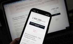 Le site de l'Assemblée nationale sur un écran de smartphone et d'ordinateur indiquant le nombre de citoyens ayant signé la pétition contre la loi Duplomb, le 23 juillet 2025 à Paris ( AFP / Thibaud MORITZ )