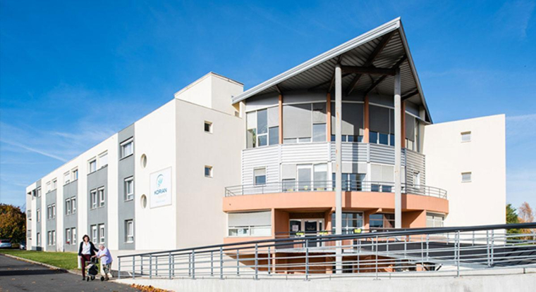 Le titre de l'exploitant d'Ehpad perd 36% sur un an. (© Korian)