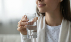 Avec les fêtes et les confinements, on a eu tendance à trop manger et à accumuler les kilos superflus. crédit photo : fizkes/Shutterstock / fizkes