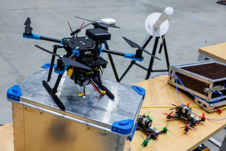 Un drone équipé d'une unité et d'une antenne émettrices permettant de modifier les données de position (spoofing), lors d'une présentation du programme "Custodian" à Cochstedt, en Allemagne, le 8 octobre 2025 ( AFP / JENS SCHLUETER )