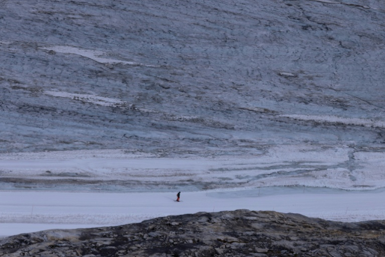 Un skieur sur une piste de la Grande Motte, le 11 juillet 2026 à Tignes, en Savoie ( AFP / Alex MARTIN )