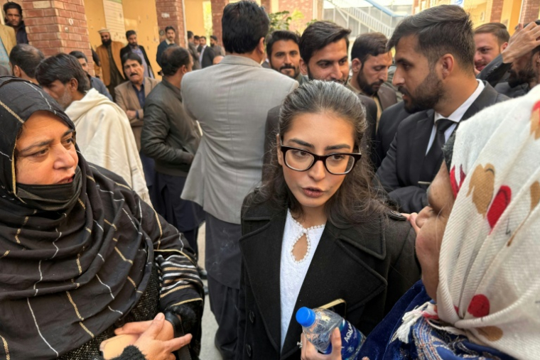 L'avocate pakistanaise Imaan Mazari s'entretient avec des familles de disparus en marge d'une audience à Islamabad, le 5 décembre 2025 ( AFP / Aamir QURESHI )