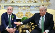 Le président américain, Donald Trump, reçoit le Premier ministre irlandais, Micheal Martin, dans le Bureau ovale de la Maison Blanche à Washington, le 17 mars 2026 ( AFP / Jim WATSON )