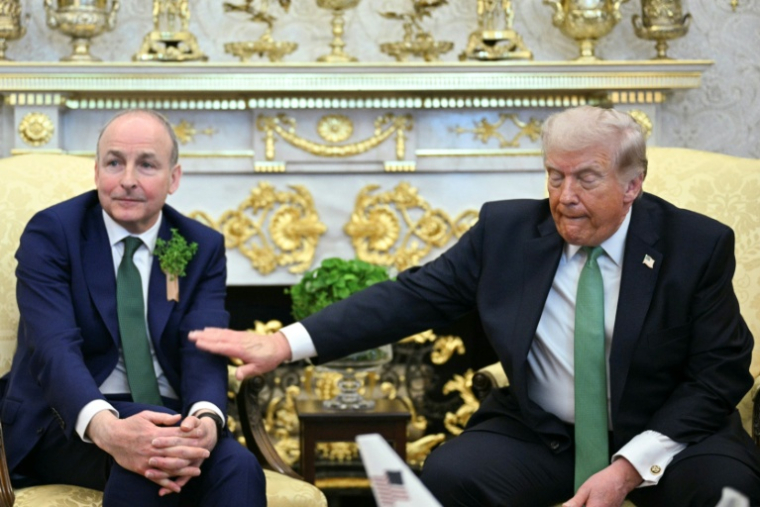Le président américain, Donald Trump, reçoit le Premier ministre irlandais, Micheal Martin, dans le Bureau ovale de la Maison Blanche à Washington, le 17 mars 2026 ( AFP / Jim WATSON )