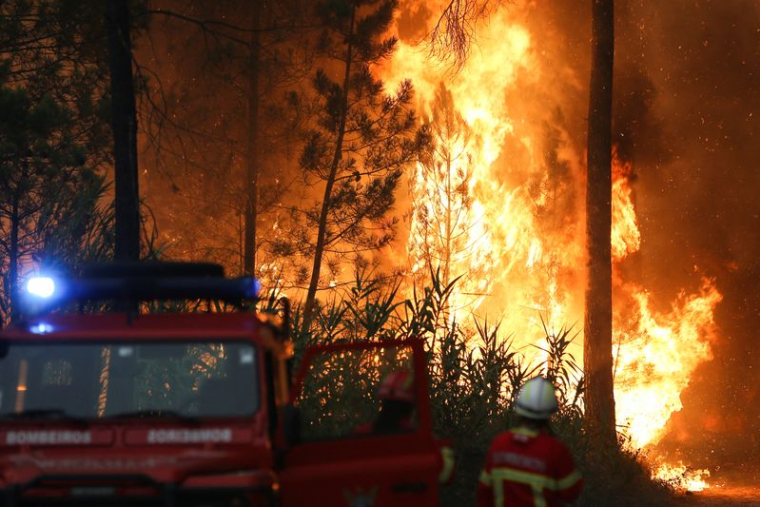 DU PORTUGAL À LA CROATIE, L'EUROPE EN PROIE AUX FLAMMES ET À LA CANICULE