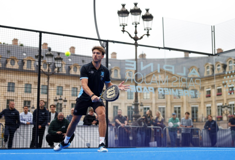 Le pilote français de F1 Pierre Gasly lors d'un match de padel à Paris dans le cadre de la première Fête du sport, avec plus de 5.000 événements dans toute la France, le 14 septembre 2025 ( AFP / Ian LANGSDON )