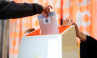 Un électeur vote lors des législatives à Oslo, le 8 septembre 2025 en Norvège ( NTB / Javad Parsa )