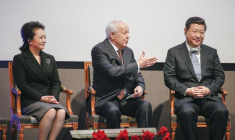 Le président chinois Xi Jinping et son épouse Peng Liyuan, et Alain Mérieux, président de l'Institut Mérieux, lors d'une visite au centre de recherche pharmaceutique BioMérieux à Marcy-l'Étoile