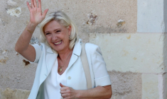 Marine Le Pen, cheffe du groupe parlementaire Rassemblement national (RN) et candidate à la présidentielle de 2027, salue ses sympathisants après une réunion de campagne à l'hôtel de ville de La Flèche, le 8 juillet 2026 dans la Sarthe ( AFP / FRED TANNEAU )