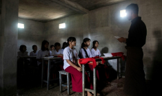 Cette photo prise le 15 août 2025 montre des élèves dans une salle de classe aménagée dans un bunker en béton pour se protéger des frappes aériennes dans un village de la région de Sagaing, en Birmanie. ( AFP / STR )