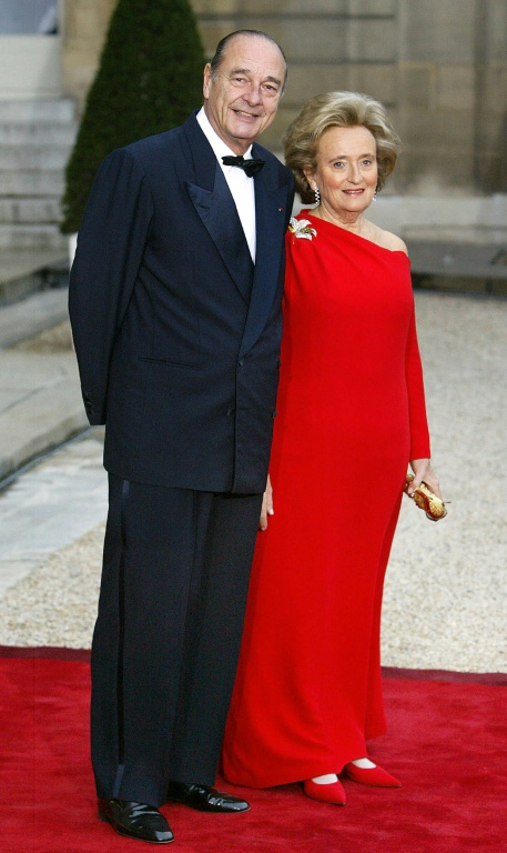 Le président Jacques Chirac et son épouse Bernadette, le 5 avril 2004 à L'Elysée, à Paris   ( AFP / PATRICK KOVARIK )