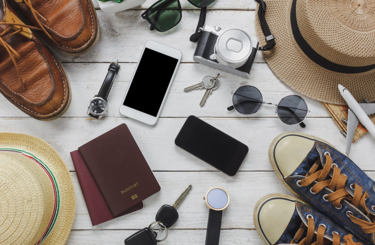 (Crédits photo : Adobe Stock - Objets du quotidien utiles et papiers officiels à emporter en vacances)