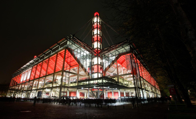 Le speaker du FC Cologne pète un câble au micro en plein match