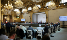 Le président de la France, Emmanuel Macron (C), des membres du gouvernement français et d'autres responsables assistent à une session d'un sommet sur la Nouvelle-Calédonie au Palais de l'Élysée à Paris le 2 juillet 2025 ( POOL / Ludovic MARIN )