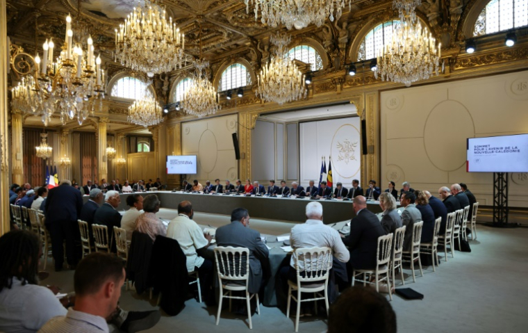 Le président de la France, Emmanuel Macron (C), des membres du gouvernement français et d'autres responsables assistent à une session d'un sommet sur la Nouvelle-Calédonie au Palais de l'Élysée à Paris le 2 juillet 2025 ( POOL / Ludovic MARIN )