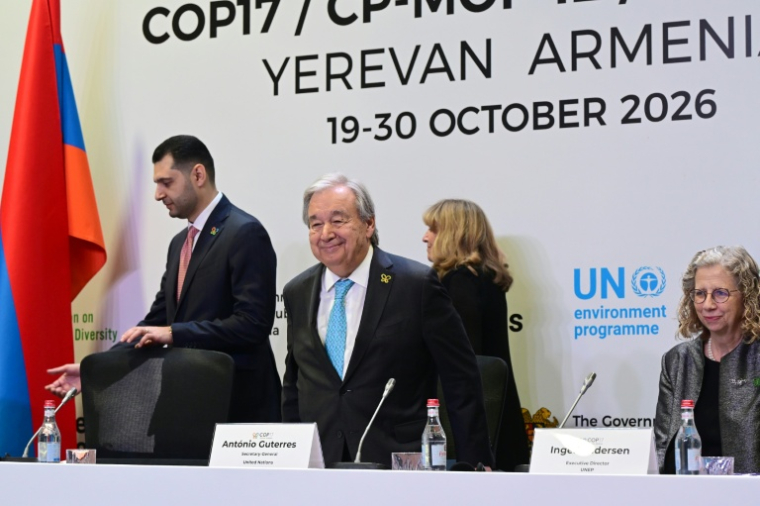 Astrid Schomaker, secrétaire exécutive de la Convention sur la diversité biologique, Hambardzum Matevosyan, ministre arménien de l'Environnement et président de la COP17, Antonio Guterres, secrétaire général des Nations unies, et Inger Andersen, sous-secrétaire générale des Nations unies et directrice exécutive du Programme des Nations unies pour l'environnement, s'expriment lors d'une conférence de presse à Erevan, la capitale arménienne, le 15 octobre 2026. ( AFP / KAREN MINASYAN )