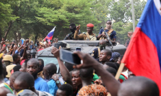 Le nouveau dirigeant autoproclamé du Burkina Faso, Ibrahim Traoré, arrive à la télévision nationale à Ouagadougou
