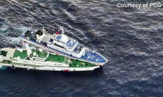 Des navires des gardes-côtes chinois et philippins lors d'une collision en mer de Chine méridionale, le 5 mars 2024. ( Philippine Coast Guard (PCG) / HANDOUT )