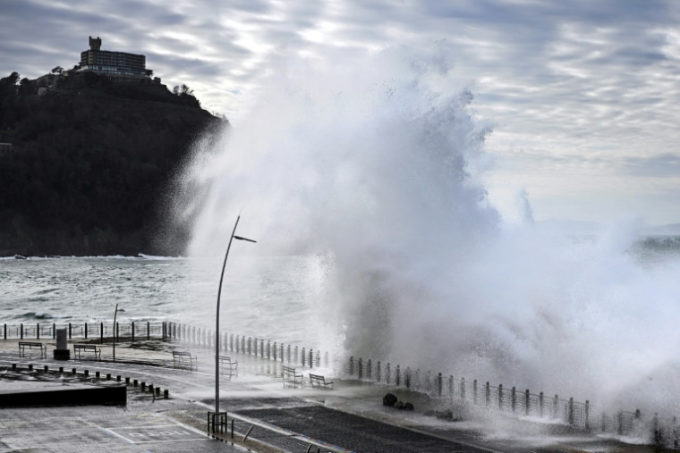 De grandes vagues s'abattent sur la promenade de Saint-Sébastien, dans le nord-ouest de l'Espagne, le 12 février 2026 ( AFP / ANDER GILLENEA )