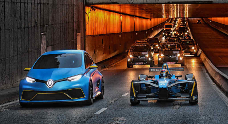 Le concept ZOE e-Sport (à gauche sur la photo) et la Formule E e.dams sont la vitrine de l'effort de recherche réalisé par Renault dans les véhicules électriques. (© E. Vargiolu / DPPI)